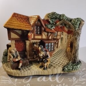 P-009 Naturecraft Crown Tavern Figurine